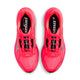 Her ses et par Nike Pegasus Plus 2 herreløbesko i farvekombinationen Flash Crimson/Metallic Silver-Black set ovenfra, med en overdel i lyserødt mesh, sorte snørebånd og responsiv ZoomX-skumstøddæmpning. Løbeskoene har sorte indlægssåler med Nike-logoet og -tekst samt sølvfarvede Swoosh-logoer på siderne.