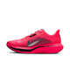 En farvestrålende Nike Pegasus Plus 2-løbesko til herre i farven »Flash Crimson« med sort og hvid sål, sorte snørebånd og et markant sølvfarvet Nike-swoosh-logo i metallisk udførelse på siden. Denne elegante og moderne sko er udstyret med responsiv ZoomX-skumstøddæmpning og er perfekt til sportsbrug.