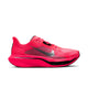 En Nike Pegasus Plus 2 herresko i farvekombinationen Flash Crimson/Metallic Silver-Black, med en markant lyserød (Flash Crimson) overdel med sort Nike-swoosh, synlig mesh-struktur, sorte og lyserøde snørebånd samt en tyk ZoomX-skumstøvet sål, vist i profil mod en hvid baggrund.