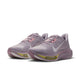 Et par Nike Pegasus Plus 2 løbesko til kvinder i farvekombinationen SILVER LILAC/SAIL-PARTICLE ROSE-FENNEL, med hvide Nike-swooshes, lyserøde og gule detaljer, åndbare mesh-detaljer og tykke såler med responsiv ZoomX-skum-støddæmpning, placeret side om side på en hvid baggrund.