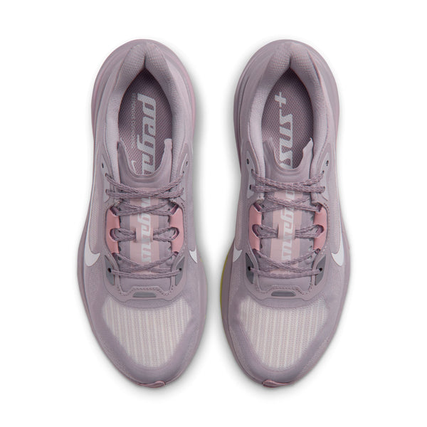Et par Nike Pegasus Plus 2 løbesko til kvinder i farvekombinationen SILVER LILAC/SAIL-PARTICLE ROSE-FENNEL, med overdel i mesh, hvide Swoosh-logoer på siderne og lyserøde detaljer omkring snørebåndene, ses set ovenfra på en hvid baggrund. Disse sneakers har responsiv ZoomX-skumstøddæmpning, der sikrer en behagelig løbeoplevelse.