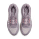 Et par Nike Pegasus Plus 2 løbesko til kvinder i farvekombinationen SILVER LILAC/SAIL-PARTICLE ROSE-FENNEL, med overdel i mesh, hvide Swoosh-logoer på siderne og lyserøde detaljer omkring snørebåndene, ses set ovenfra på en hvid baggrund. Disse sneakers har responsiv ZoomX-skumstøddæmpning, der sikrer en behagelig løbeoplevelse.