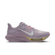 En Nike Pegasus Plus 2 løbesko til kvinder i farven SILVER LILAC/SAIL-PARTICLE ROSE-FENNEL, med et hvidt Nike-swoosh, gule detaljer tæt på sålen og synlig Air-stødabsorbering i hælen. Skoen har en åndbar mesh-overdel og en tyk, støttende sål, der er forbedret med ZoomX-skum for responsiv komfort.