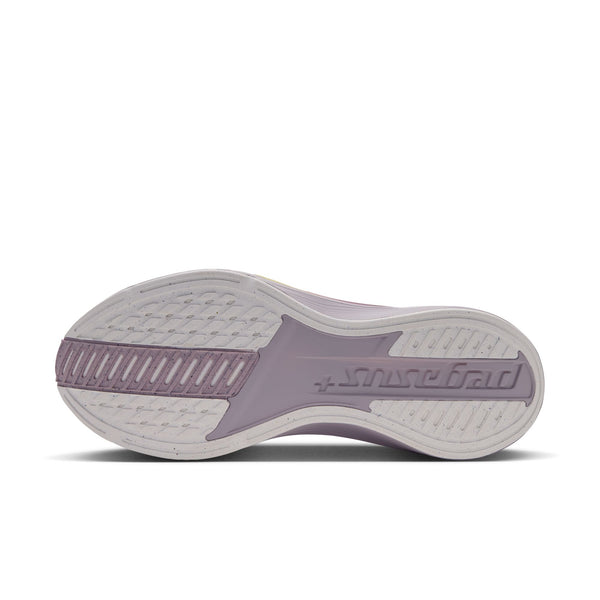 Billedet viser ydersålen på Nike Pegasus Plus 2, Dame-sneakeren i farvekombinationen SILVER LILAC/SAIL-PARTICLE ROSE-FENNEL. Sålen har et struktureret mønster, der er designet til at give bedre greb, og med teksten »SNRSBAD« præget tæt på hælen. Denne Nike-model er udviklet som en løbesko til kvinder og er sandsynligvis udstyret med avancerede støddæmpningsteknologier såsom ZoomX-skum, der sikrer overlegen komfort og støtte under løbeturen.