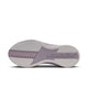 Billedet viser ydersålen på Nike Pegasus Plus 2, Dame-sneakeren i farvekombinationen SILVER LILAC/SAIL-PARTICLE ROSE-FENNEL. Sålen har et struktureret mønster, der er designet til at give bedre greb, og med teksten »SNRSBAD« præget tæt på hælen. Denne Nike-model er udviklet som en løbesko til kvinder og er sandsynligvis udstyret med avancerede støddæmpningsteknologier såsom ZoomX-skum, der sikrer overlegen komfort og støtte under løbeturen.
