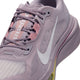 Nærbillede af et par Nike Pegasus Plus 2 Dame-løbesko i farvekombinationen SILVER LILAC/SAIL-PARTICLE ROSE-FENNEL med et hvidt Swoosh-logo, lavendelblå snørebånd og lyserøde detaljer, set fra en vinkel, der fremhæver overdelen, tungen og en del af ZoomX-skum-mellemsålen.