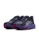 Mørkegrå Nike Pegasus Plus 2-løbesko i farvekombinationen Gridiron/Metallic Silver-Persian Violet, med en lilla mellemsål, detaljer i metallisk sølv og en mørkrosa hælkappe.