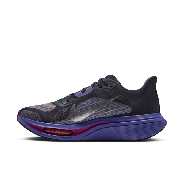 Mørkegrå Nike Pegasus Plus 2-løbesko med et sølvfarvet Swoosh-logo, en lilla ZoomX-skum-mellemsål og en synlig rød Air-enhed.