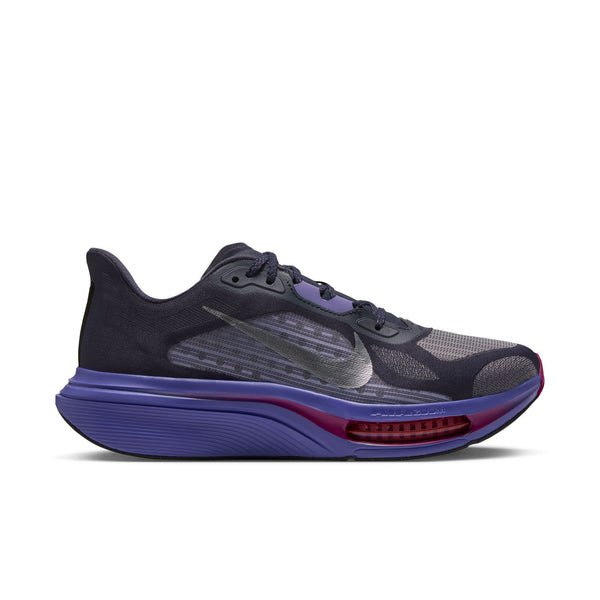 Nike Pegasus Plus 2-løbesko i farverne Gridiron og Persian Violet med et sølvfarvet logo i metallisk udførelse og en stødabsorberende sål med en synlig luftpude.