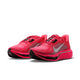 Et par Nike Pegasus Plus 2 løbesko til kvinder i farvekombinationen Flash Crimson/Metallic Silver-Black, med en markant lyserød overdel med hvide Swoosh-logoer, sorte detaljer og tykke såler udstyret med responsiv ZoomX-skumstøddæmpning – præsenteret på en ensfarvet hvid baggrund kombinerer disse sko på perfekt vis stil og ydeevne.