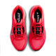 Et par farvestrålende Nike Pegasus Plus 2-løbesko til kvinder i farven Flash Crimson, set ovenfra på en hvid baggrund. Skoene har sorte indlægssåler med hvidt og gråt logo samt snørebånd, der matcher skoens iøjnefaldende farve.