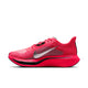 Et sidebillede af Nike Pegasus Plus 2 dame i farvekombinationen Flash Crimson/Metallic Silver-Black, der viser et hvidt Nike-swoosh, detaljer i sort og lyserødt, en åndbar overdel i mesh samt en tyk, polstret ZoomX-skum-sål.
