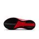 Billedet viser Nike Pegasus Plus 2 Dame-løbeskoen set fra neden i farvekombinationen Flash Crimson/Metallic Silver-Black, med en sort ydersål i gummi med hvide detaljer og rillet mønster, der er udviklet til at give fremragende greb. Sålen er forsynet med et præget »Speed«-mærke, der afspejler designelementer fra populære modeller, samtidig med at den indeholder responsivt ZoomX-skum for at øge komforten og ydeevnen.