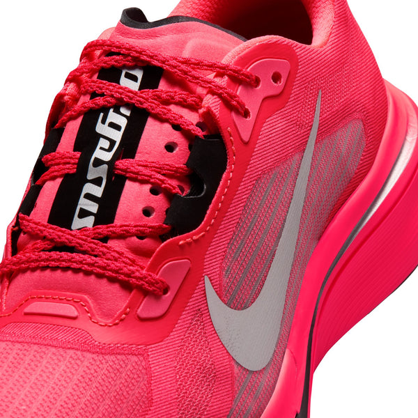 Et nærbillede af Nike Pegasus Plus 2 til kvinder i farvekombinationen Flash Crimson/Metallic Silver-Black viser en lyserød mesh-overdel med et hvidt Swoosh-logo, røde snørebånd og et sort-hvidt mærke på tungen. Den fluorescerende lyserøde mellemsål er udstyret med responsiv ZoomX-skum-støddæmpning, der sikrer enestående komfort.