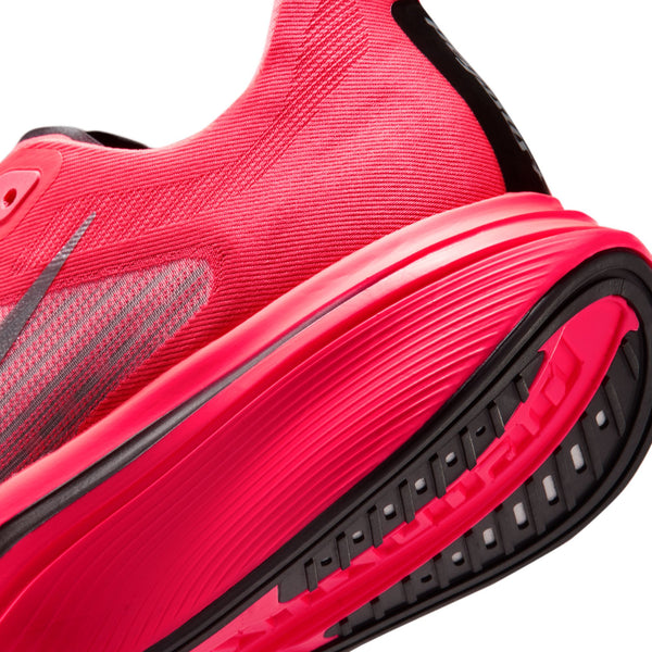Nærbillede af Nike Pegasus Plus 2 Dame-løbeskoen i farvekombinationen Flash Crimson/Metallic Silver-Black, hvor hælen og sålen ses tydeligt. Skoen er kendetegnet ved struktureret stof, detaljer i sort og metallisk sølv, markante mønsterdetaljer på ydersålen samt responsiv ZoomX-skumstøddæmpning, der sikrer enestående komfort.