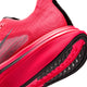 Nærbillede af Nike Pegasus Plus 2 Dame-løbeskoen i farvekombinationen Flash Crimson/Metallic Silver-Black, hvor hælen og sålen ses tydeligt. Skoen er kendetegnet ved struktureret stof, detaljer i sort og metallisk sølv, markante mønsterdetaljer på ydersålen samt responsiv ZoomX-skumstøddæmpning, der sikrer enestående komfort.