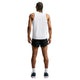 En person med flettet hår står med ryggen til og er iført en ærmeløs hvid T-shirt, hvide sokker, sorte sportssko og Nike Aero-FIT 5" løbeshorts med indvendig underbuks til mænd i sort/reflekterende sølv – løbeshorts designet med innovativ ventilationsteknologi – foran en ensfarvet hvid baggrund.