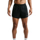 En mand står med ansigtet vendt fremad iført sorte Nike Aero-FIT 5" løbeshorts med indvendig underbuks (herre) i farven sort/reflekterende sølv. Løbeshortsene er udstyret med ventilationsteknologi, snøre i taljen og Nike-logoet på venstre ben. Kun hans overkrop og ben er synlige.