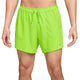 En person iført Nike Aero-FIT 5" løbeshorts til mænd i farven »Bright Volt« med en reflekterende sølvfarvet Nike-logo på venstre ben. Disse herre-løbeshorts byder på komfort og stil med deres klassiske 5" design og praktiske underbuksforing.
