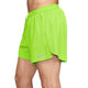 En person har Nike Aero-FIT 5" løbeshorts med indvendig underbuks til mænd i farven Volt/Reflective Silver på. Shortsene har en elastisk linning med snøre, en slids i siden og det karakteristiske Nike-logo. Kun den nedre del af overkroppen og lårene er synlige.