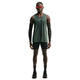 En person iført en sort og lysegrøn Spark Nike Aero-FIT løbetrøje til mænd, der er designet til maksimal ventilation som en letvægts-løbetrøje, samt sorte armvarmere, sorte shorts, sorte sokker, sorte sko og røde solbriller står med ansigtet vendt fremad foran en hvid baggrund.
