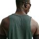 Der vises et billede bagfra af en person, der bærer Nike Aero-FIT Running Tank Top, Herre i farverne sort/lysegrøn Spark/reflekterende sølv – en let løbetrøje i mesh, der er designet til maksimal ventilation. Personen har kort hår, bærer armvarmere og solbriller, og teksten »AERO FIT« ses på ryggen på en ensfarvet hvid baggrund.