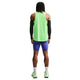 En mand står med ryggen til og har en Nike Aero-FIT løbetanktop til mænd i farverne Volt/Light Silver/Reflective Silver på, sammen med blå kompressionsshorts, sorte armvarmere, hvide sokker og lysegrønne Nike Stride Aero-FIT løbesko, set på en hvid baggrund.