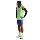 En person har Nike Aero-FIT løbetop til mænd i farverne Volt/Light Silver/Reflective Silver, blå sportsshorts, hvide sokker, grønne løbesko, sorte armvarmere og solbriller på sig foran en hvid baggrund.