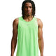 En mand med mellemlange dreadlocks har en Nike Aero-FIT løbetanktop til mænd i farverne Volt/Light Silver/Reflective Silver på, der er designet til maksimal ventilation. Han står foran en ensfarvet hvid baggrund med et neutralt udtryk i ansigtet.