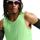 En mand iført en Nike Aero-FIT løbetanktop (Herre, Volt/Light Silver/Reflective Silver) med maksimal ventilation, med sorte ærmer og reflekterende sportsolbriller. Tanktoppen har et lille Nike-logo foran. Hvid baggrund.