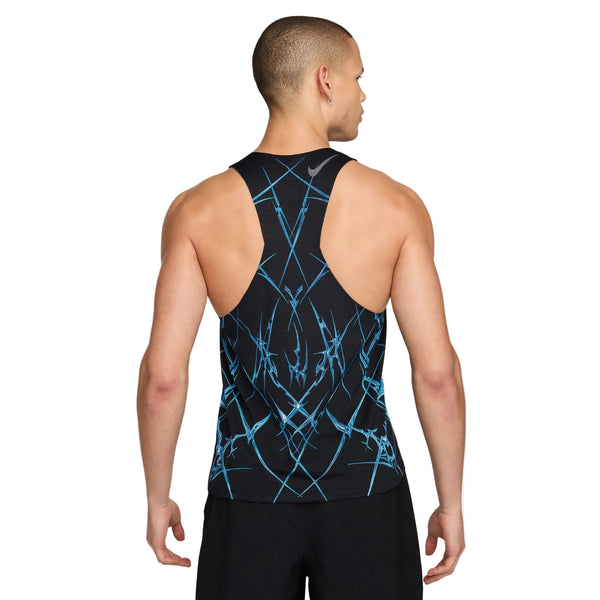 Der ses en person set bagfra, iført en sort og hvid Nike AeroSwift Printed Running Singlet, Herre, samt sorte shorts, stående foran en ensfarvet hvid baggrund.