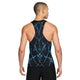 Der ses en person set bagfra, iført en sort og hvid Nike AeroSwift Printed Running Singlet, Herre, samt sorte shorts, stående foran en ensfarvet hvid baggrund.