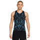 En mand står med ansigtet vendt fremad iført en Nike AeroSwift Printed Running Singlet, Herre, i sort/hvid med blå geometriske linjer og sorte shorts med et lille hvidt Nike-logo.