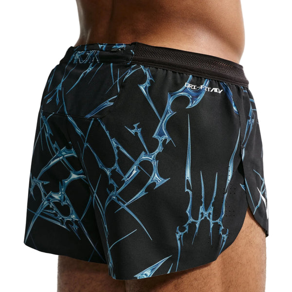Et nærbillede set fra siden viser en person, der har Nike AeroSwift Printed 2" løbeshorts med indvendig underbuks, Herre, Sort/Hvid, på, med et lille logo tæt på linningen – ideelle løbeshorts til mænd. Kun modellens underkrop og øvre lår er synlige.