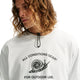 En person med langt, bølget hår har en Nike ACG Dri-FIT T-shirt, Herre, i farven White/Summit White på. T-shirten har et motiv af en snegl og teksten »ALL CONDITIONS GEAR FOR OUTDOOR USE«, hvilket understreger, at den er designet til udendørs brug. Den har desuden en sort snor i nakken. Baggrunden er ensfarvet hvid.