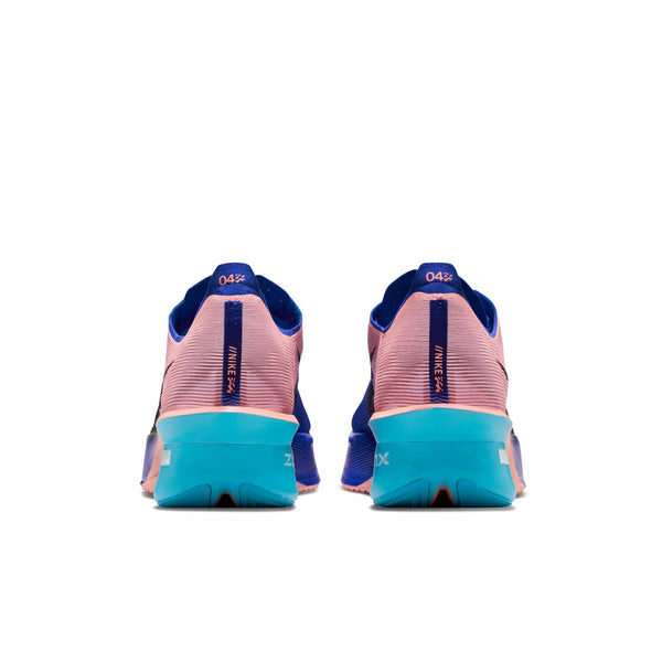Et par Nike Vaporfly Next% 4 til mænd i farvekombinationen Racer Blue/White-Blue Lightning set bagfra, hvor man kan se de blå hælkapper og detaljer på sålen. »NIKE ZOOMX« og »042« er synlige på hælene, hvilket vidner om det avancerede Nike-design.