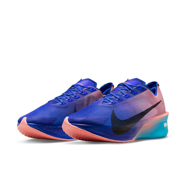 Nike Vaporfly Next% 4 til mænd i farvekombinationen Racer Blue/White-Blue Lightning har en overdel med blå farveovergang, lyserød hæl og sål, store sorte Swoosh-logoer samt en lyserød ydersål med struktur, der er inspireret af det originale Vaporfly Next% 4-design.