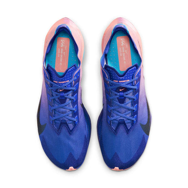 Nike Vaporfly Next% 4 til mænd i farvekombinationen Racer Blue/White-Blue Lightning ses her set ovenfra. Skoen har en blå overdel med lyserøde detaljer, blå snørebånd og et sort Nike-swoosh på hver side.