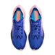 Nike Vaporfly Next% 4 til mænd i farvekombinationen Racer Blue/White-Blue Lightning ses her set ovenfra. Skoen har en blå overdel med lyserøde detaljer, blå snørebånd og et sort Nike-swoosh på hver side.