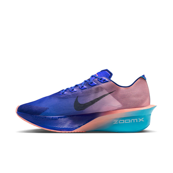 Et billede set fra siden af Nike Vaporfly Next% 4 herresko i farvekombinationen Racer Blue/White-Blue Lightning med en blå overdel, et hvidt Nike-swoosh og en mellemsål i blå farveovergang med teksten »ZOOMX« i hvidt.