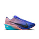 Nike Vaporfly Next% 4 Herre i farvekombinationen Racer Blue/White-Blue Lightning har et design med en farveovergang fra blå til lyserød, et sort Swoosh-logo og en markant turkis-lyserød sål. Set fra siden forener denne racer-løbesko hastighed og stil.