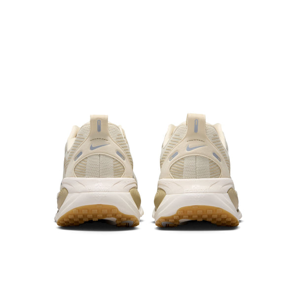 Et par Nike Vomero 18 herresko i farvekombinationen Lt Khaki/Metallic Silver-Desert Khaki ses set bagfra, hvor man kan se detaljer i mesh og syntetiske materialer, lysebrune såler og Nike-logoer på hælene på en ensfarvet hvid baggrund – designet til maksimal dæmpning og enestående komfort.