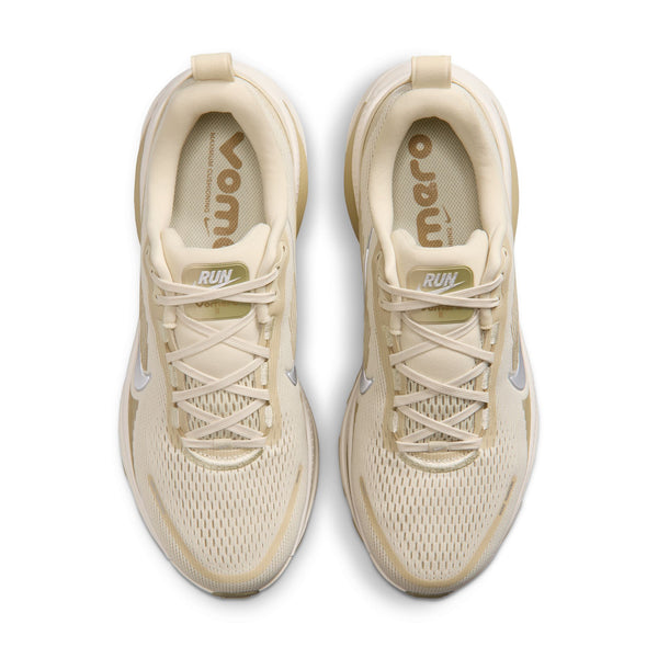 Oversigtsbillede af et par Nike Vomero 18 herreløbesko i farvekombinationen Lt Khaki/Metallic Silver-Desert Khaki, med hvide såler, åndbar mesh-overdel og metallisk sølvfarvede Nike Swoosh-logoer på siderne. Indlægssålerne er designet til maksimal dæmpning og er forsynet med teksten »VOMERO« og »RUN« i kontrastfarverne beige og hvid.