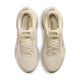 Oversigtsbillede af et par Nike Vomero 18 herreløbesko i farvekombinationen Lt Khaki/Metallic Silver-Desert Khaki, med hvide såler, åndbar mesh-overdel og metallisk sølvfarvede Nike Swoosh-logoer på siderne. Indlægssålerne er designet til maksimal dæmpning og er forsynet med teksten »VOMERO« og »RUN« i kontrastfarverne beige og hvid.