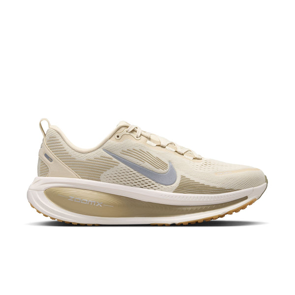 Vi præsenterer Nike Vomero 18 herreløbesko i farvekombinationen Lt Khaki/Metallic Silver-Desert Khaki – en atletisk løbesko med en åndbar overdel i mesh, en hvid og beige sål med ZoomX-logo på mellemsålen samt et Nike Swoosh-logo i metallisk sølv. Denne herresko er designet til maksimal dæmpning og overlegen komfort og tilbyder en sikker snørebindingspasform til dine løbeture.