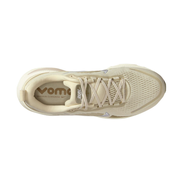 Oversigtsbillede af Nike Vomero 18 herreløbesko i farvekombinationen Lt Khaki/Metallic Silver-Desert Khaki, med overdel i mesh, snørebånd og »VOM«-logoet synligt på indersålen. Denne sportslige løbesko tilbyder maksimal dæmpning for øget komfort, en afrundet tå og diskrete Nike-logo-detaljer tæt på snørebåndene.