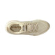 Oversigtsbillede af Nike Vomero 18 herreløbesko i farvekombinationen Lt Khaki/Metallic Silver-Desert Khaki, med overdel i mesh, snørebånd og »VOM«-logoet synligt på indersålen. Denne sportslige løbesko tilbyder maksimal dæmpning for øget komfort, en afrundet tå og diskrete Nike-logo-detaljer tæt på snørebåndene.
