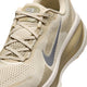 Nærbillede af Nike Vomero 18, herreløbesko i farvekombinationen Lt Khaki/Metallic Silver-Desert Khaki, med et sølvfarvet Swoosh-logo, overdel i mesh og teksten »RUN« på tungen. Denne løbesko tilbyder maksimal dæmpning, detaljerede sømme og strukturerede designelementer, der sikrer overlegen komfort og stil.