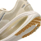 Nærbillede af Nike Vomero 18 herresko i farvekombinationen Lt Khaki/Metallic Silver-Desert Khaki, hvor hælen og sålen fremhæves med ZOOMX-mærket. Skoen er designet som en herreløbesko og giver maksimal dæmpning for enestående komfort. Den brune mønstrede sål sikrer pålideligt greb, mens den netlignende overdel har diskrete grå detaljer, der giver et raffineret look.
