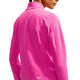 Der ses et billede af en person set bagfra og fra siden, iført en lys ørkenrosa Nike Therma-FIT 1/2-Zip Top til kvinder med et struktureret fleecemønster i gitterform. Nike-logoet er placeret tæt på den nederste kant, og trøjen er designet på en måde, der minder om en traditionel damevandretøj.